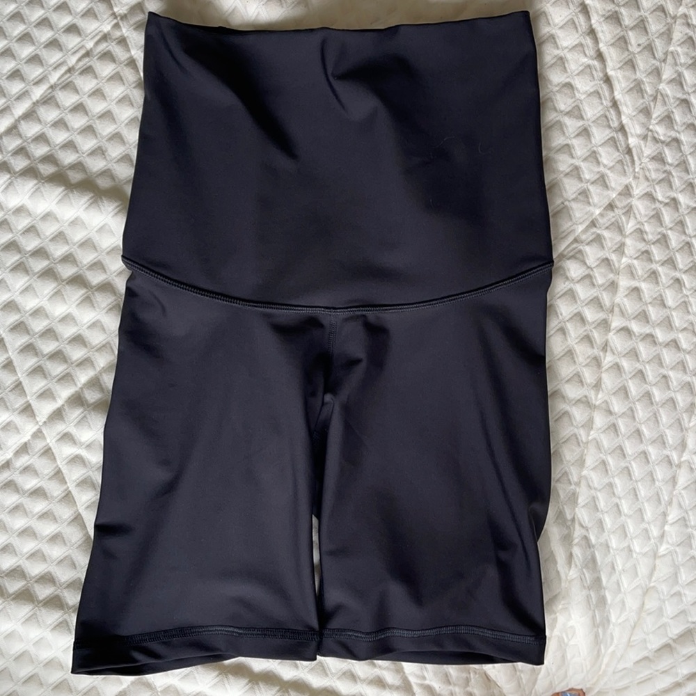 Maternity full panel biker shorts.